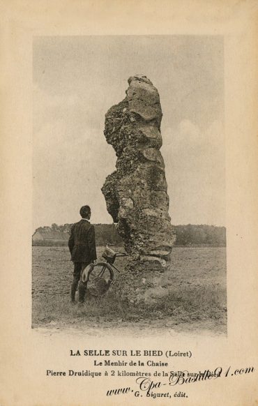 carte-postale-ancienne-La-selle-sur-le-Bied-Le-Menhir-de-la-Chaise