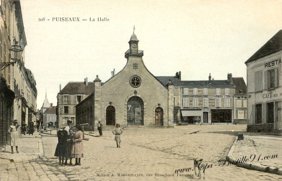 Carte Postale Ancienne de Puiseaux - La Halle 