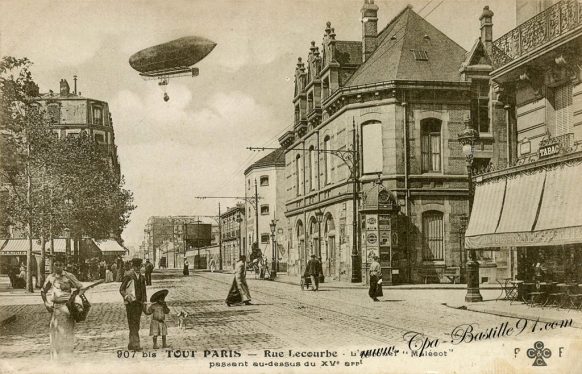 Carte Postale Ancienne - Tout Paris - Rue lecourbe - l'aéronef Malécot passant au dessus du XV arrondissement