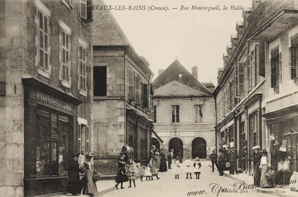 Évaux-les-Bains - Rue Montorgueil - La Halle dans les années 1900