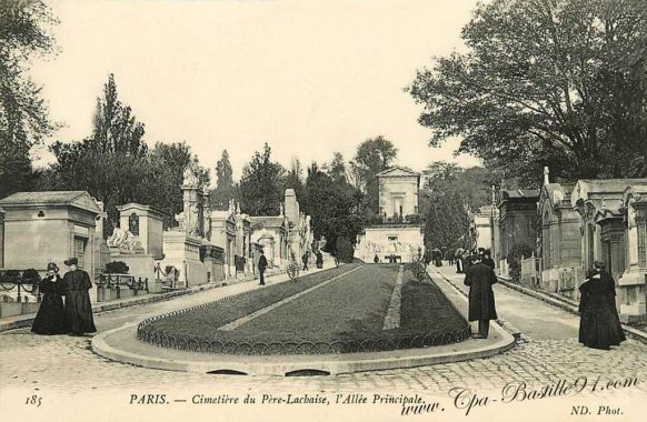 Le Cimetière du Père-Lachaise - l'Allée Principale en 1900