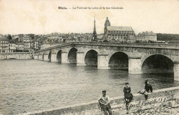 Carte Postale Ancienne de Blois et son pont sur la Loire à la belle époque