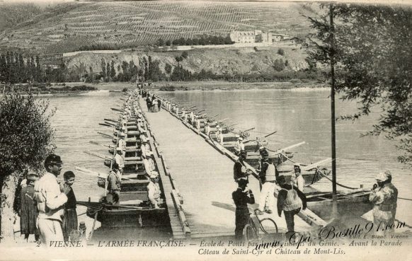 carte-postale-ancienne-vienne-larmee-française-école-de-ponts-par-le-regiment-du-genie