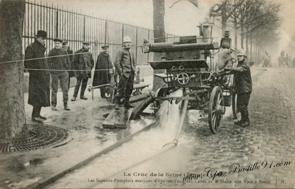 Inondation de Paris - Les sapeurs essayent d'épuiser l'eau des caves de la halle aux vins à Bercy