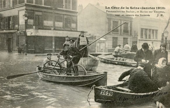 La Crue de la Seine en 1910 - Pontonniers sur Bachot et marins sur Youyous vont au secours des sinistrés