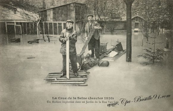 La crue de la Seine en Janvier 1910 - Un Radeau improvisé dans la rue Van-Loo