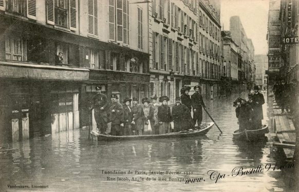 Inondations de Paris en 1910 Rue Jacob à l'angle de la rue Bonaparte