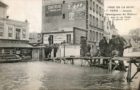 Crue de la Seine - Paris 28 Janvier 1910 - Déménagement des Habitants dans la rue Violet