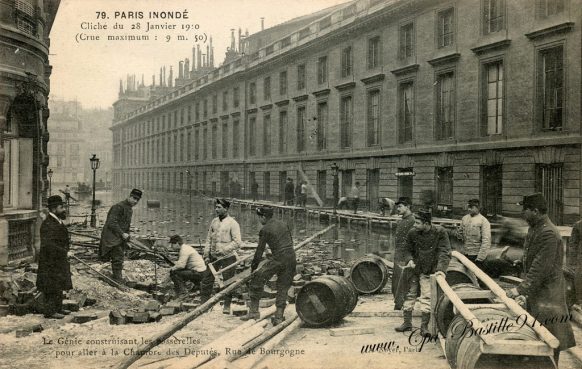 Le Paris de 1910 Inondé - Le Génie construisant les passerelles pour aller à la chambre des députés 