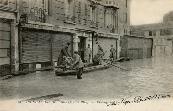 CPA des Inondations de Paris en janvier 1910 - déménagement rue Gros