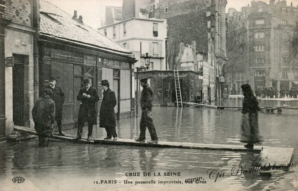 Crue de la Seine - Paris 1910 - Une Passerelle improvisée Rue Gros