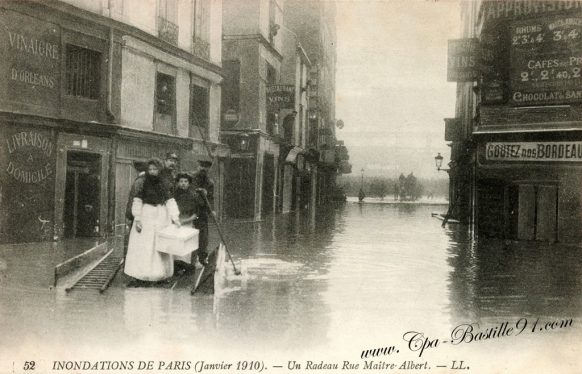 Cartes Postales Anciennes des Inondations de Paris en 1910 - Un radeau rue Maitre Albert