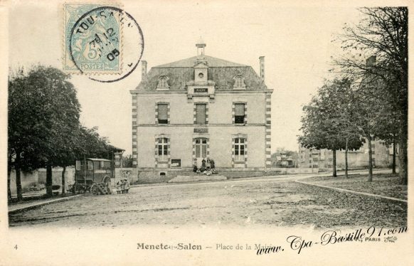 Carte-postale-ancienne-Menetou-salon-place-de-la-Mairie