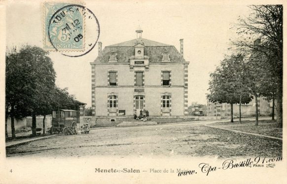 Carte-postale-ancienne-Menetou-salon-place-de-la-Mairie