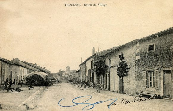 CPA de Troussey - L'entrée du village en 1910