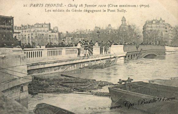 Paris inondé en 1910 - Les soldats du génie dégageant le pont Sully 