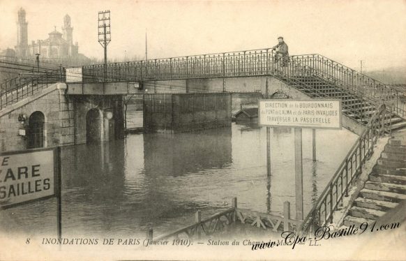 Inondations de Paris en janvier 1910 - La station du Champs de Mars inondée