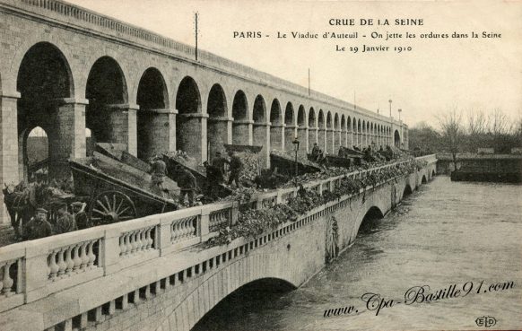 Crue de la Seine - Paris - Sur Le viaduc d'Auteuil on jette les ordures dans la seine