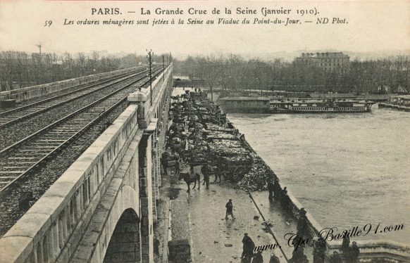 Paris La grande crue de la seine - Les Ordures ménagères sont jetées à la Seine au viaduc du Point du Jour 