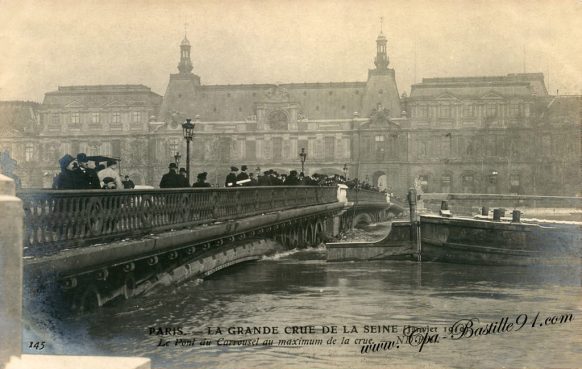 Paris – La Grande Crue de la Seine en 1910 – Le Pont du Carrousel au maximum de la crue