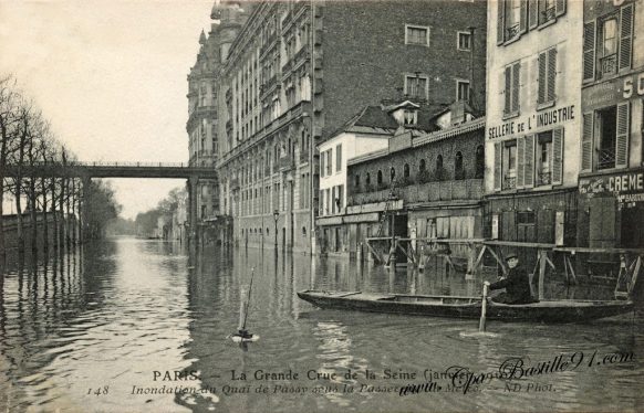 Paris la Grande Crue de la Seine en Janvier 1910 - Inondation du quai de Passy sous la passerelle du métro 