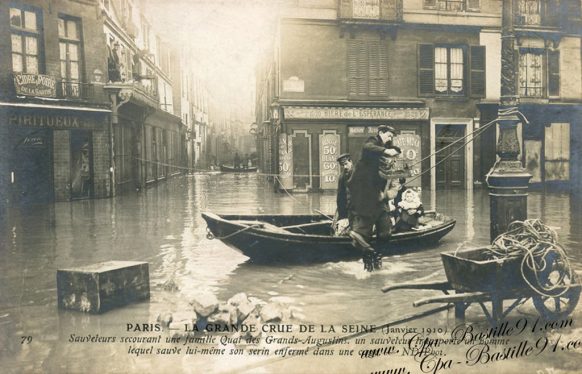 Paris la Grande Crue de la seine en 1910 - les sauveteurs secourant une famille quai des Grands Augustins