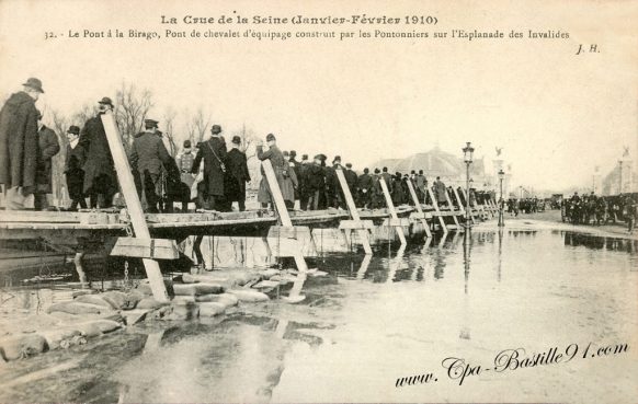 Inondations de Paris 1910 Le Pont à la Birago, pont de Chevalet d'équipage construit par les Pontonniers sur l'esplanade des Invalides 