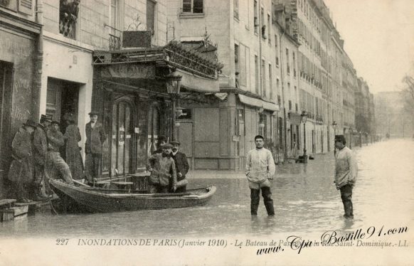 Inondations de paris en janvier 1910 - le bateau de passage de la rue saint Dominique