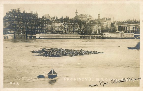 Carte postale Ancienne - Paris Inondé en 1910 - Passage d'épaves