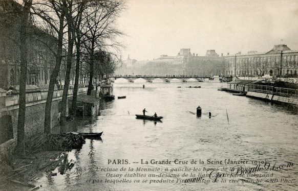 Paris la grande crue de la Seine en Janvier 1910 - l'écluse de la Monnaie