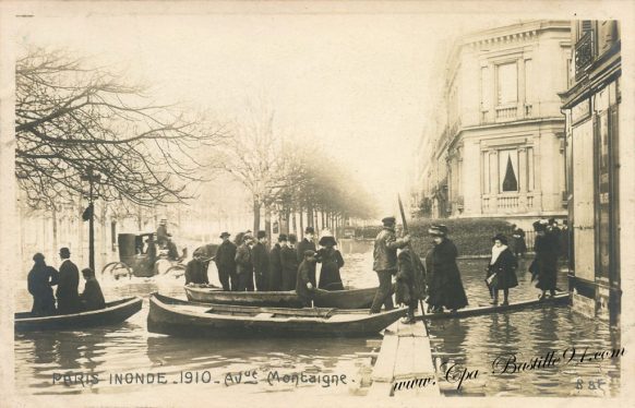 Carte postale Ancienne - Paris inondé - Avenue Montaigne en 1910 