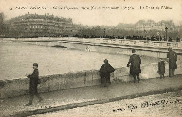 Cartes postales Anciennes de Paris Inondé en 1910 – Le pont de l'Alma