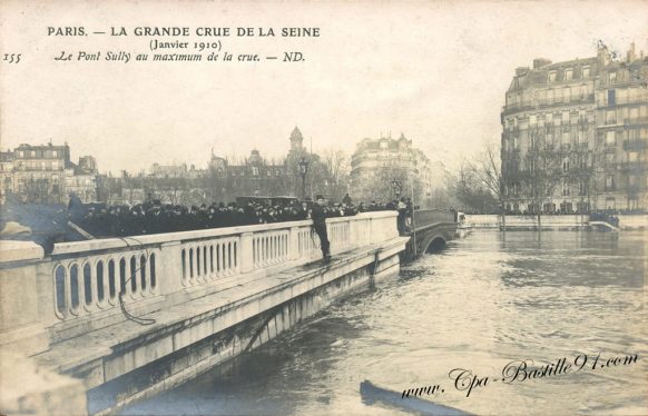 La Grande Crue de la Seine en janvier 1910 - Le pont Sully au maximum de la crue 