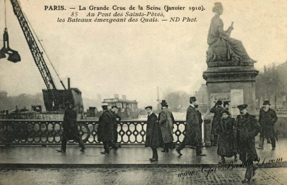 Paris La grande Crue de la Seine de Janvier 1910 au pont des Saints Péres