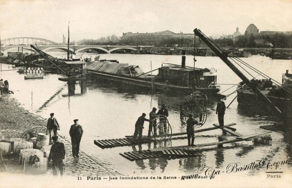 Paris 1910 - Les inondations de la Seine au quai Henri IV