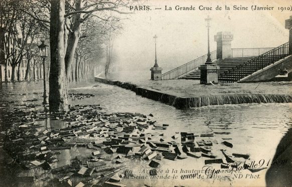 Paris La grande Crue de la Seine de Janvier 1910 - Les pavés de bois du quai de Billy