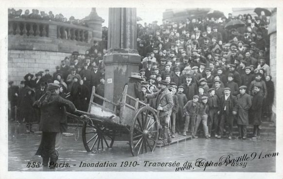 Paris Inondation de 1910 - la Traversée du quai de Passy en charrette à bras 