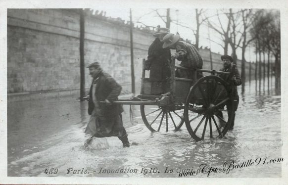 Paris Inondation de 1910 - La traversée du quai de Passy à Charrette 