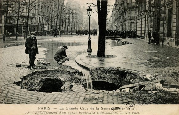 Paris La grande Crue de la Seine de Janvier 1910 - Effondrement d'un égout boulevard Haussmann 