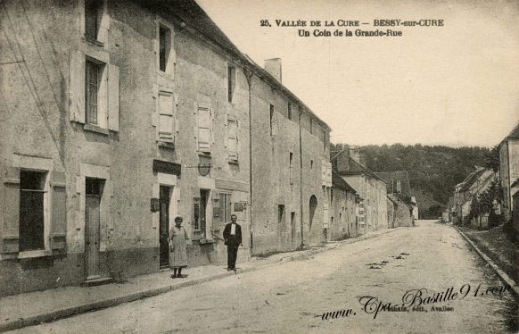 Carte Postale Ancienne - Vallée de la Cure - Bessy sur cure - Un coin de la Grande Rue