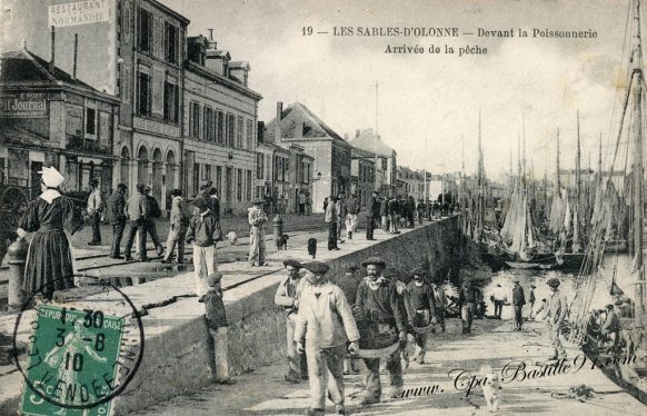 Carte Postale Ancienne - Les Sables-d'Olonne - Devant la Poissonnerie- Arrivée de la Pêche