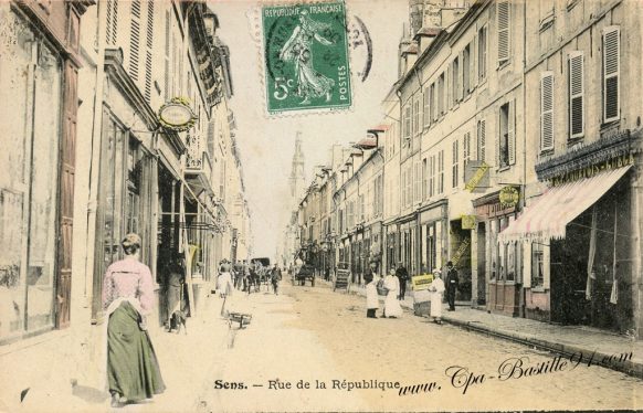 Carte Postale Ancienne - Sens La rue de la république 