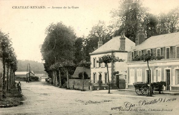 Carte Postale Ancienne de Chateau-Renard - Avenue de la Gare