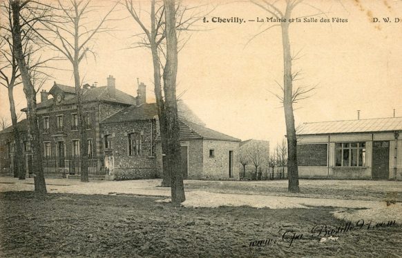 Carte Postale Ancienne de Chevilly - La Mairie et la Salle des Fêtes