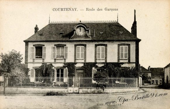 Carte Postale Ancienne de Courtenay - Ecole des Garçons