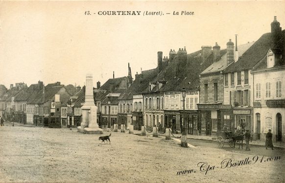 Courtenay - Carte Postale Ancienne - La Place