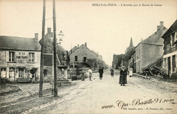 Carte-Postale Ancienne de Suilly la Tour - l'Arrivée par la route de Cosne