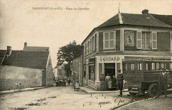 Carte Postale Ancienne de Drocourt - Café Godard - Place du Carrefour 