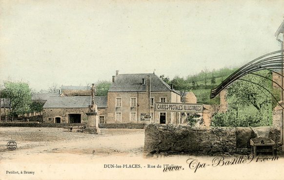 Carte Postale Ancienne de Dun-les-Places - Rue de l'eglise