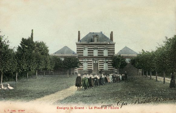 Carte Postale Ancienne d'Essigny-le-Grand - La Place et l'école